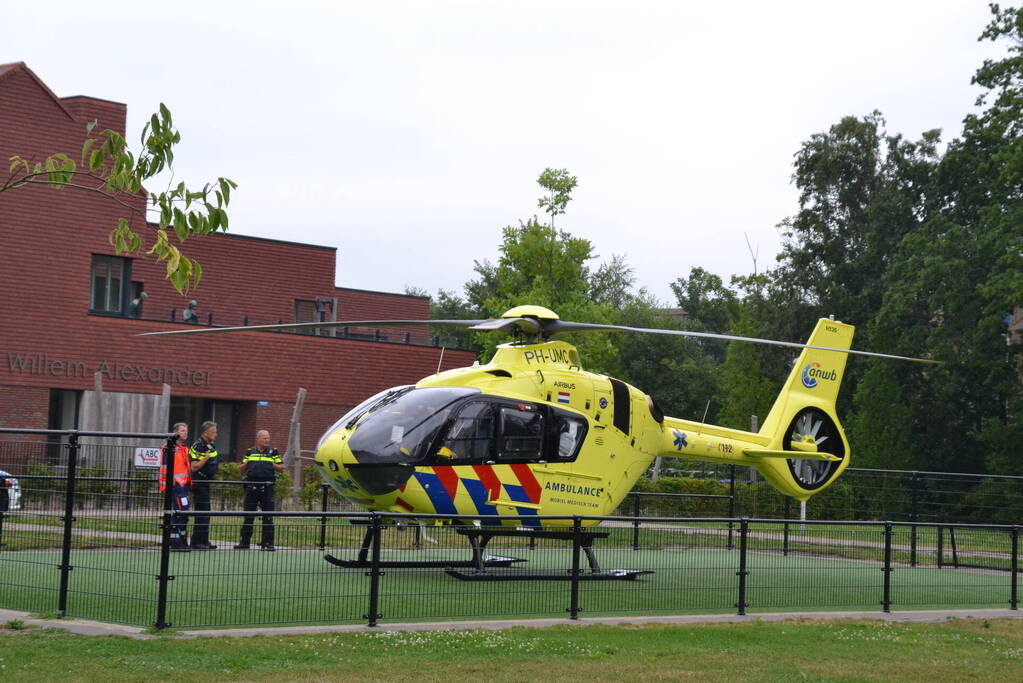 Traumahelikopter landt op speelveld
