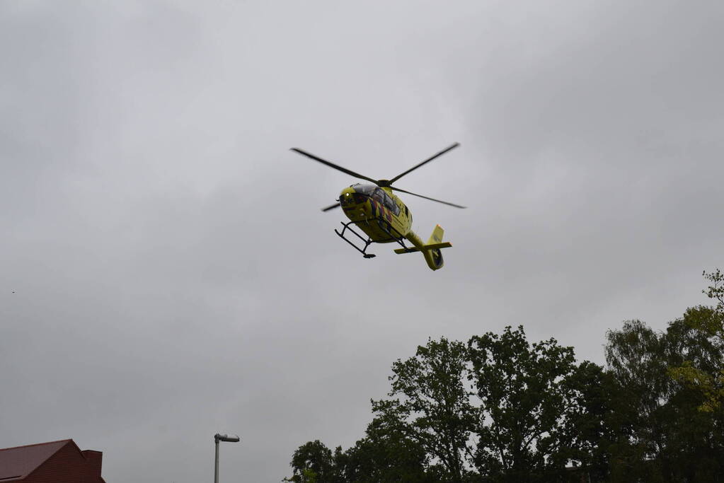 Traumahelikopter landt op speelveld