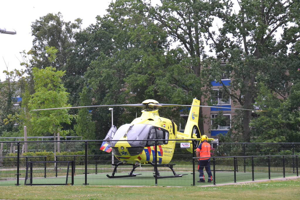 Traumahelikopter landt op speelveld