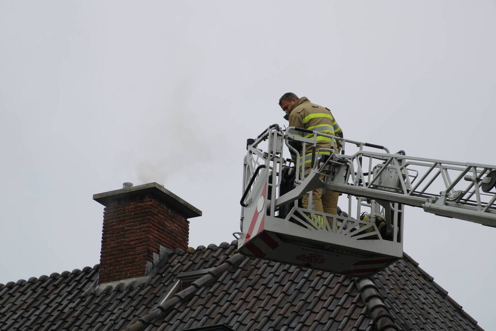 Brand in schoorsteen van woning