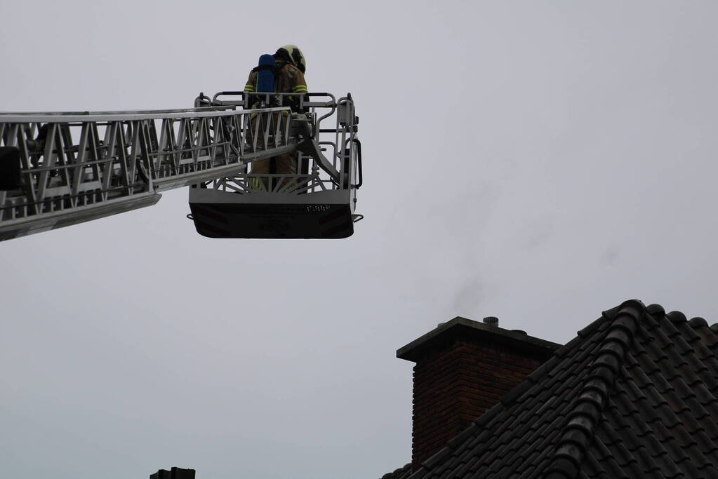 Brand in schoorsteen van woning