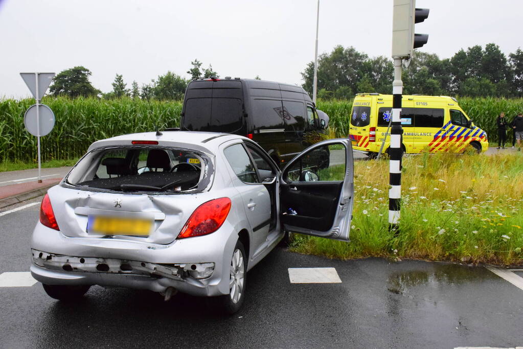 Veel schade bij kop-staart botsing op kruising