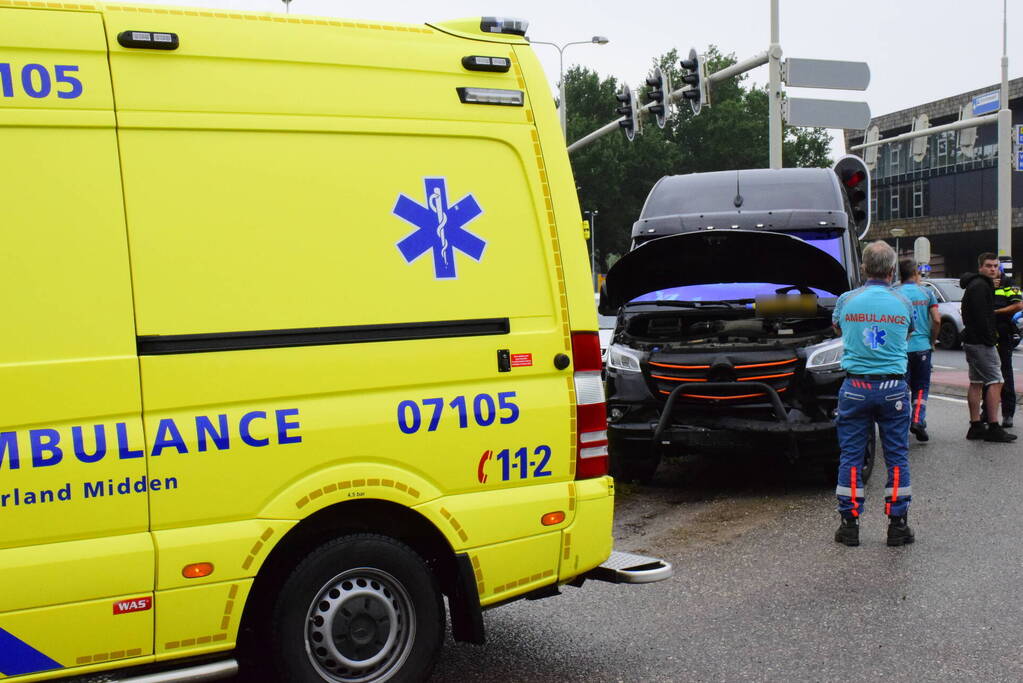 Veel schade bij kop-staart botsing op kruising