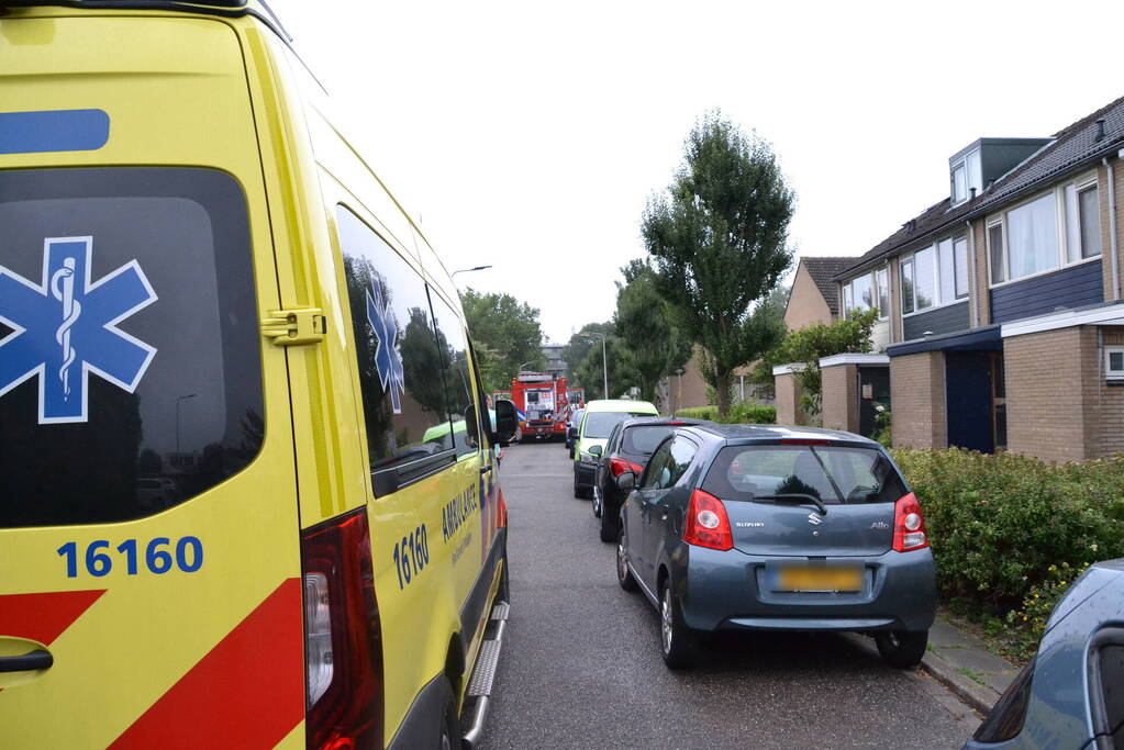 Brandweer bevrijdt persoon onder tafel vandaan