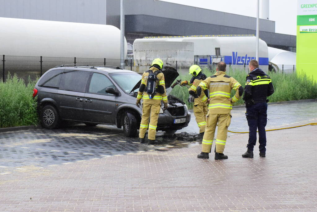 Afgesleepte auto vliegt in brand
