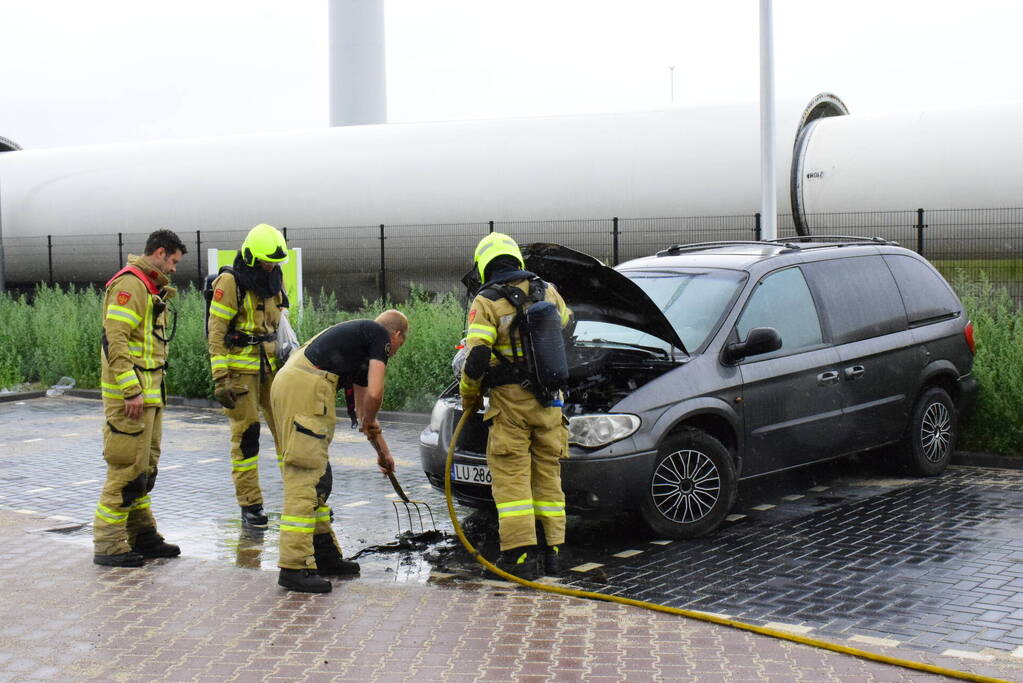 Afgesleepte auto vliegt in brand