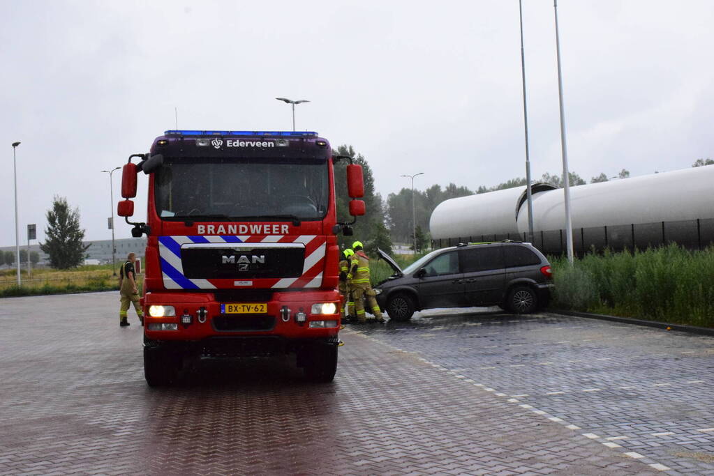 Afgesleepte auto vliegt in brand