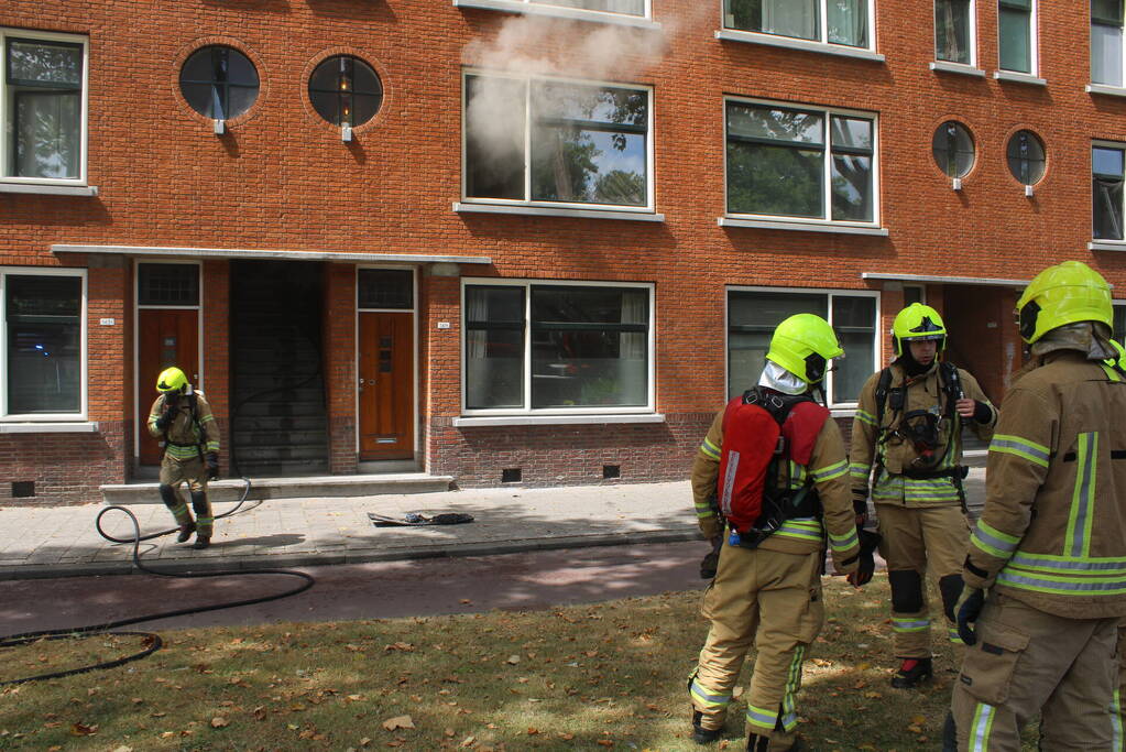 Veel rookontwikkeling vanwege brand in portiekwoning
