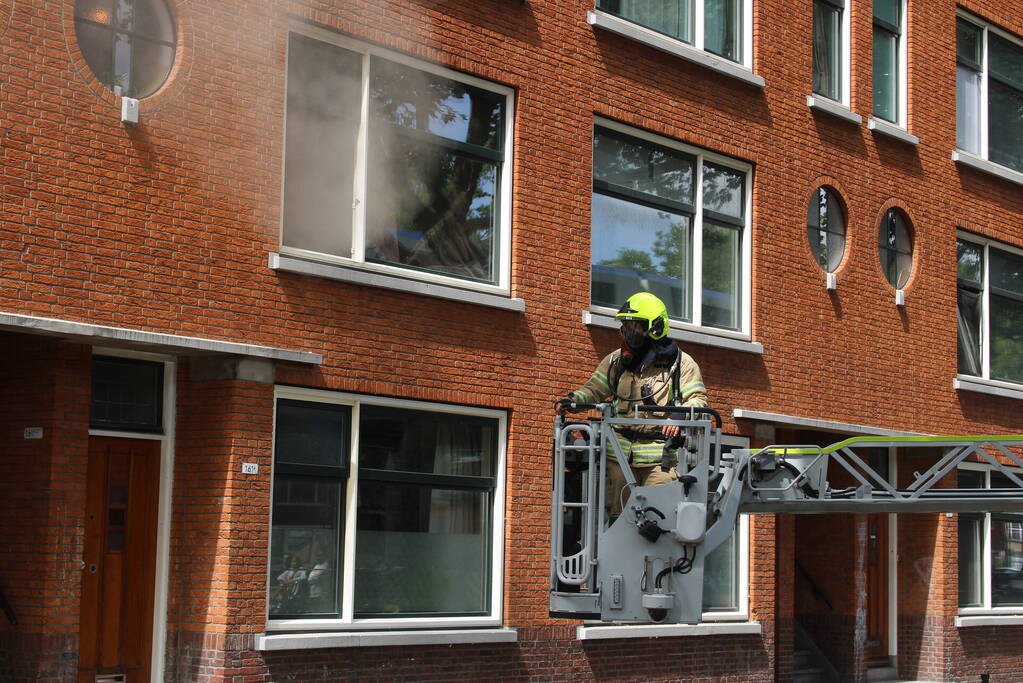 Veel rookontwikkeling vanwege brand in portiekwoning