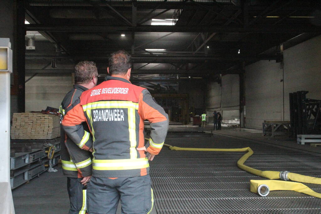 Brand in loods snel onder controle