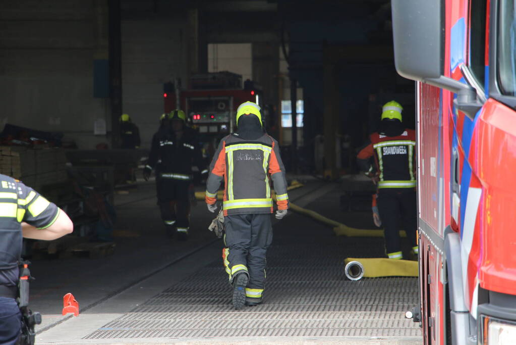 Brand in loods snel onder controle