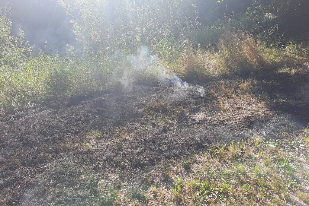 Omstanders doven bermbrand met kleed