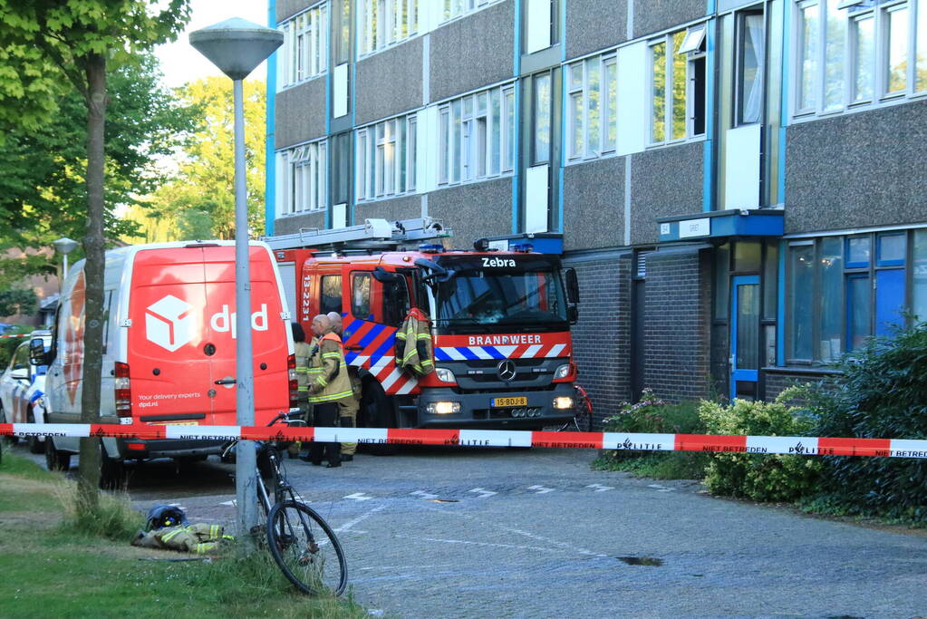 Uitslaande woningbrand in flatgebouw