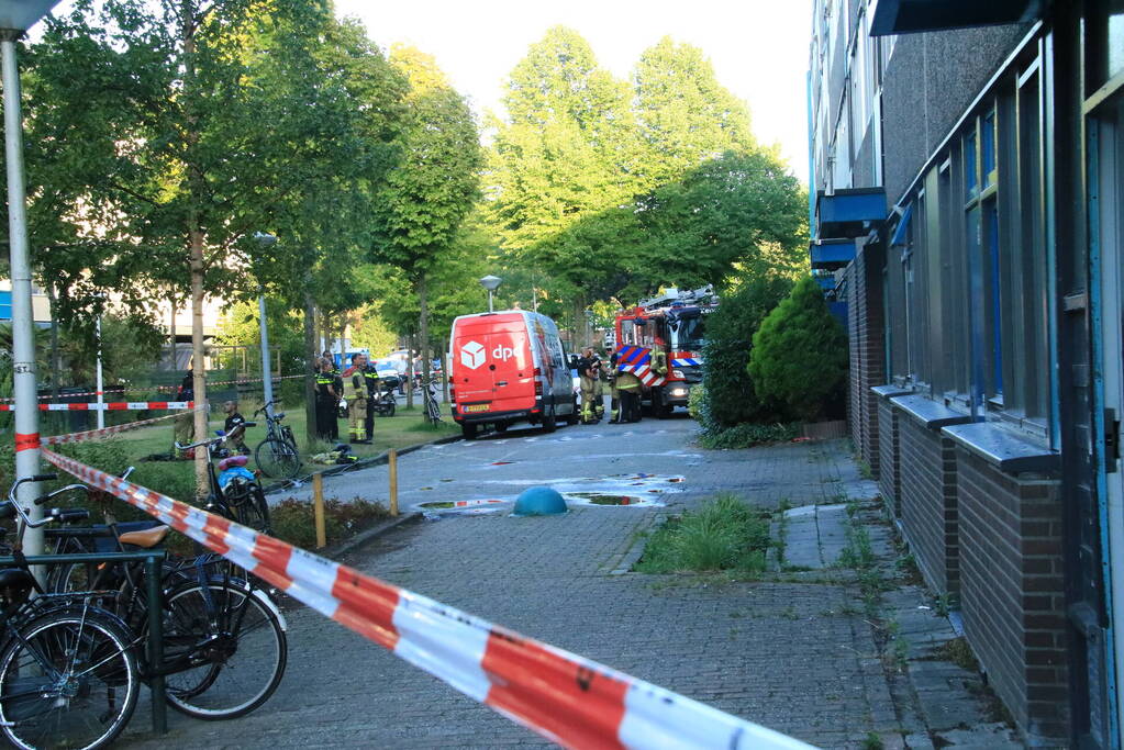 Uitslaande woningbrand in flatgebouw