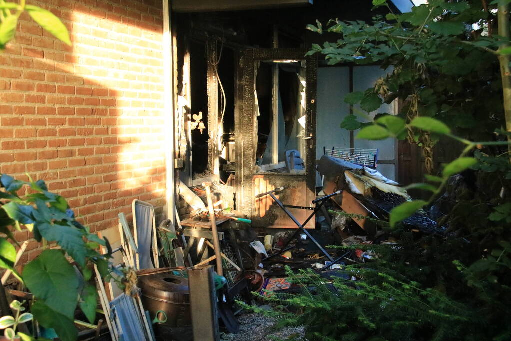 Uitslaande woningbrand in flatgebouw