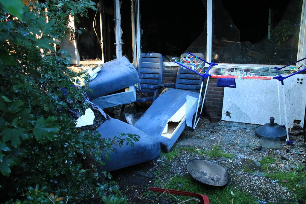 Uitslaande woningbrand in flatgebouw