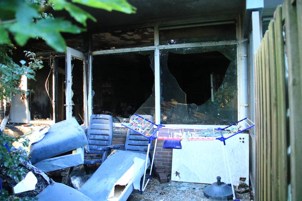 Uitslaande woningbrand in flatgebouw