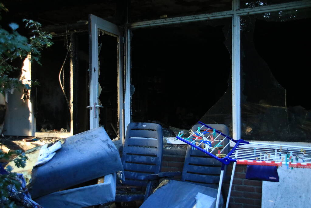 Uitslaande woningbrand in flatgebouw