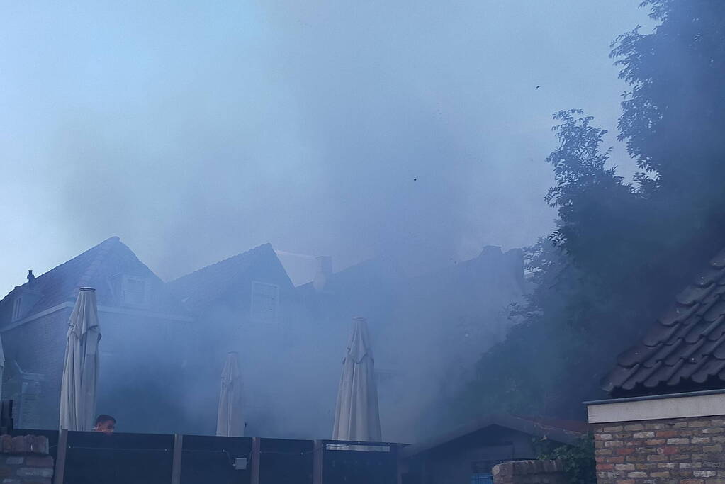 Brand in bosschage bij stadswoning