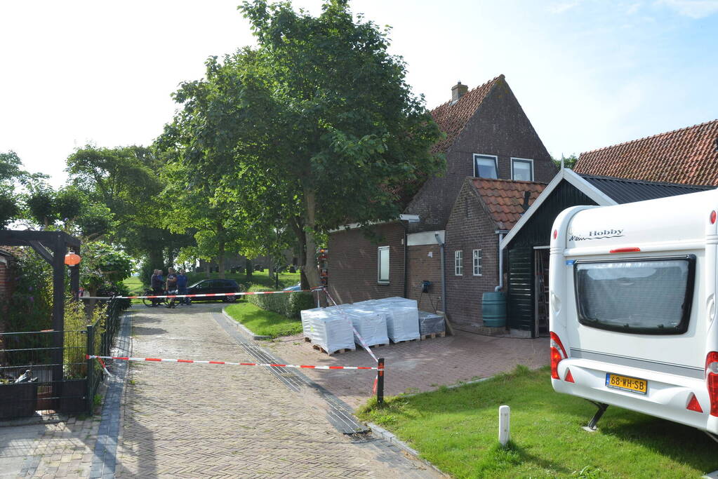 Brand in bijgebouw achter woning