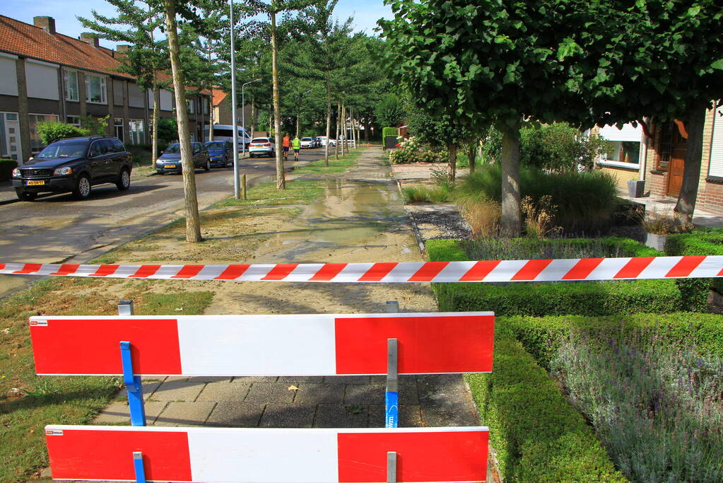 Gesprongen waterleiding zorgt voor waterballet