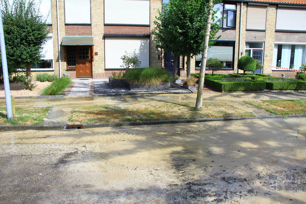 Gesprongen waterleiding zorgt voor waterballet
