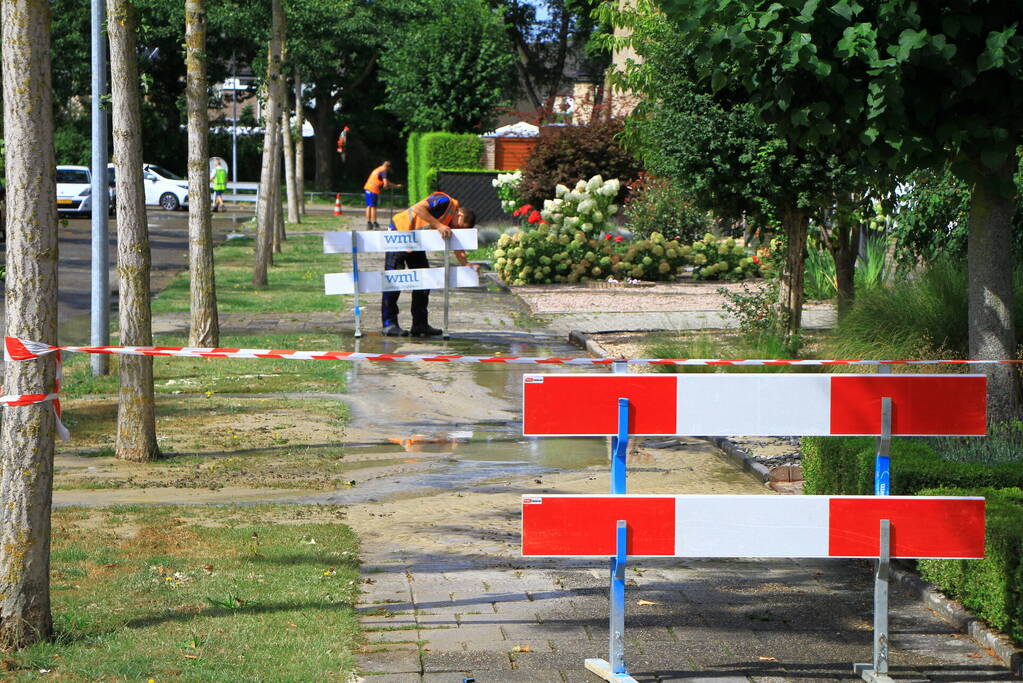 Gesprongen waterleiding zorgt voor waterballet