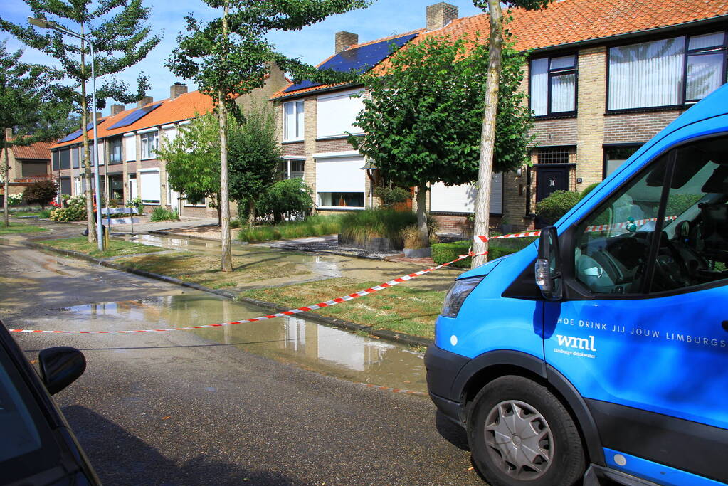 Gesprongen waterleiding zorgt voor waterballet