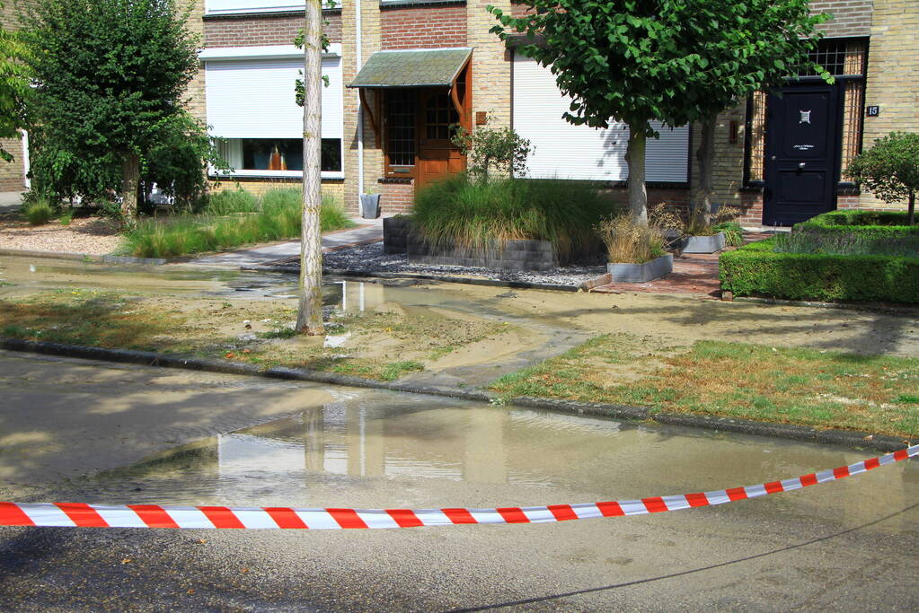 Gesprongen waterleiding zorgt voor waterballet