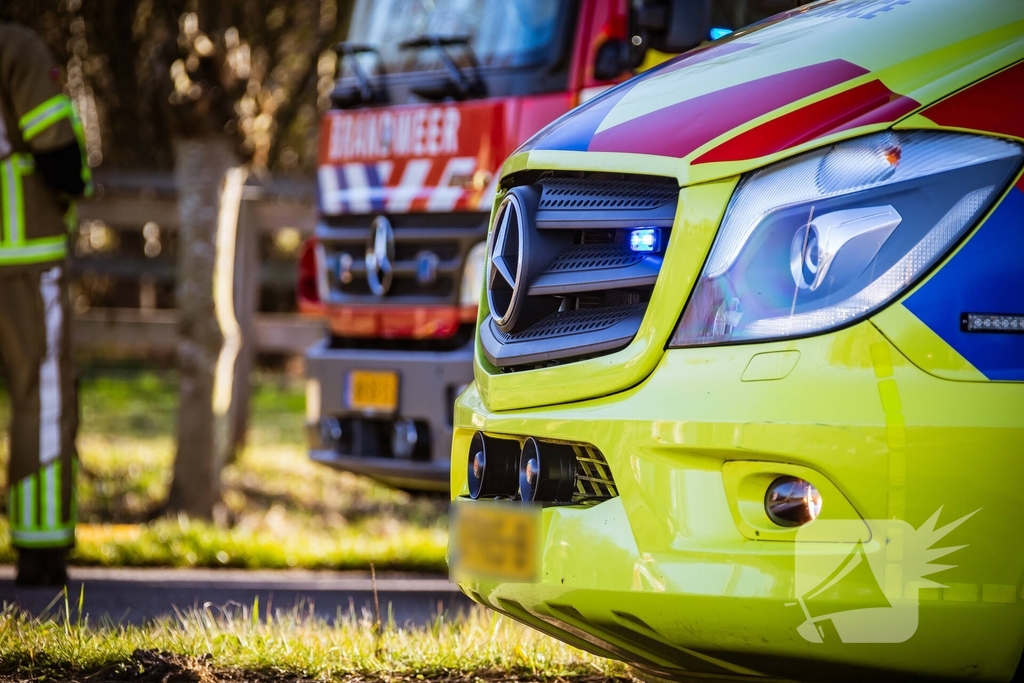 Zwaargewonde na botsing tegen boom