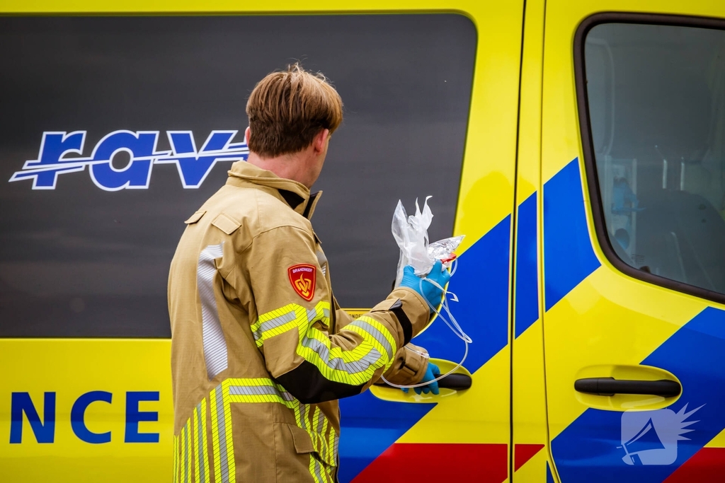 Automobilist gewond bij botsing tegen boom