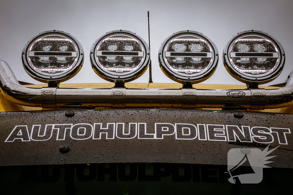 Auto slaat over de kop bij aanrijding met vrachtwagen