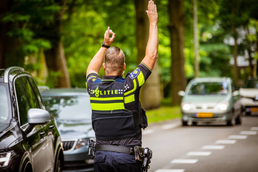 Picnic-bezorgwagen botst op personenauto