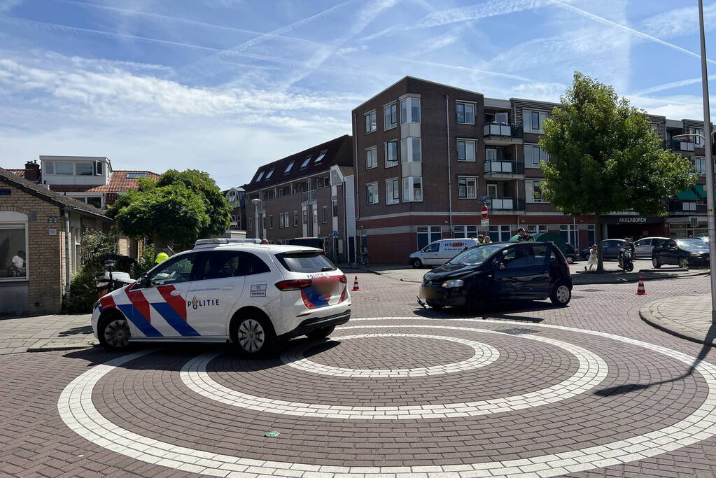 Auto en bestelbus botsen op kruispunt
