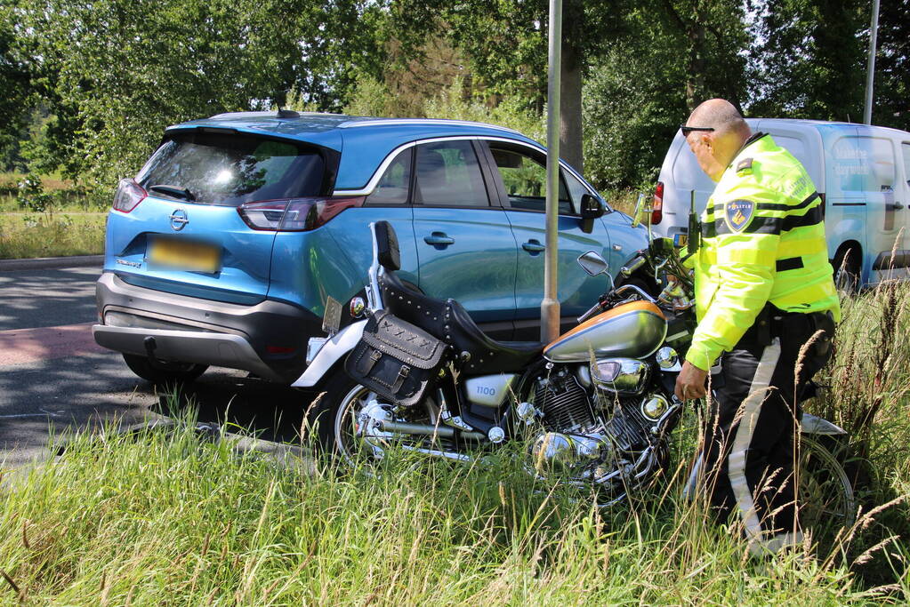 Motorrijder gewond bij botsing met auto
