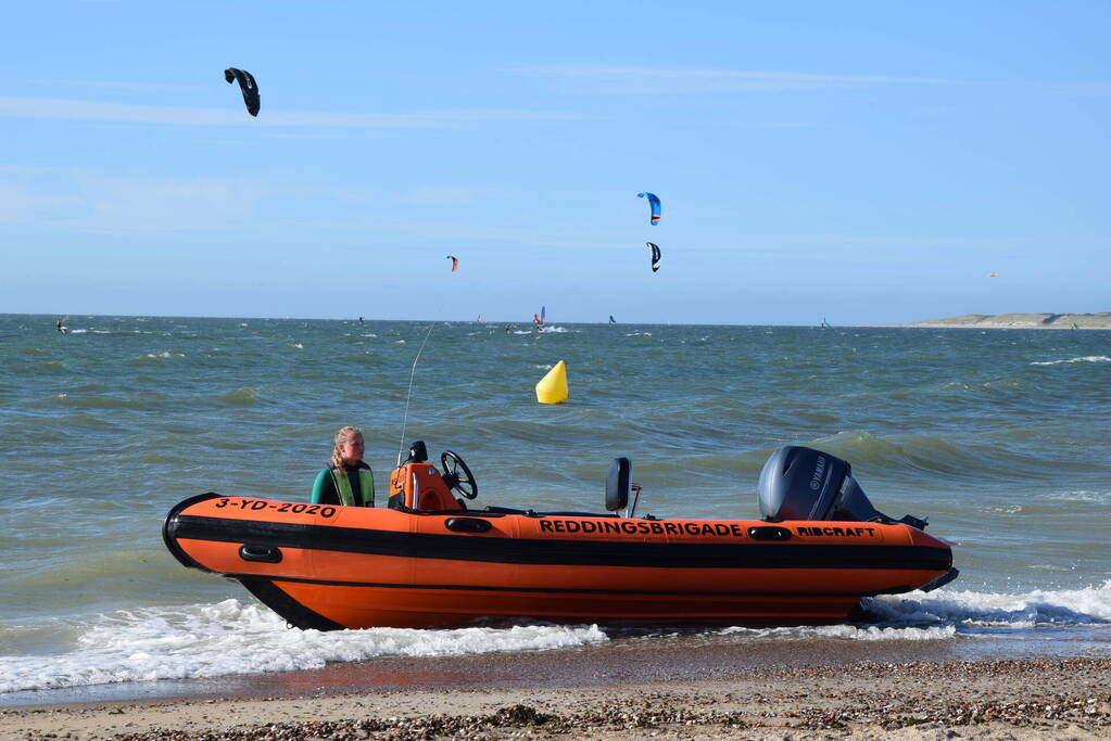 Surfers in problemen geraakt op zee