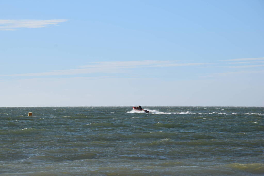 Surfers in problemen geraakt op zee