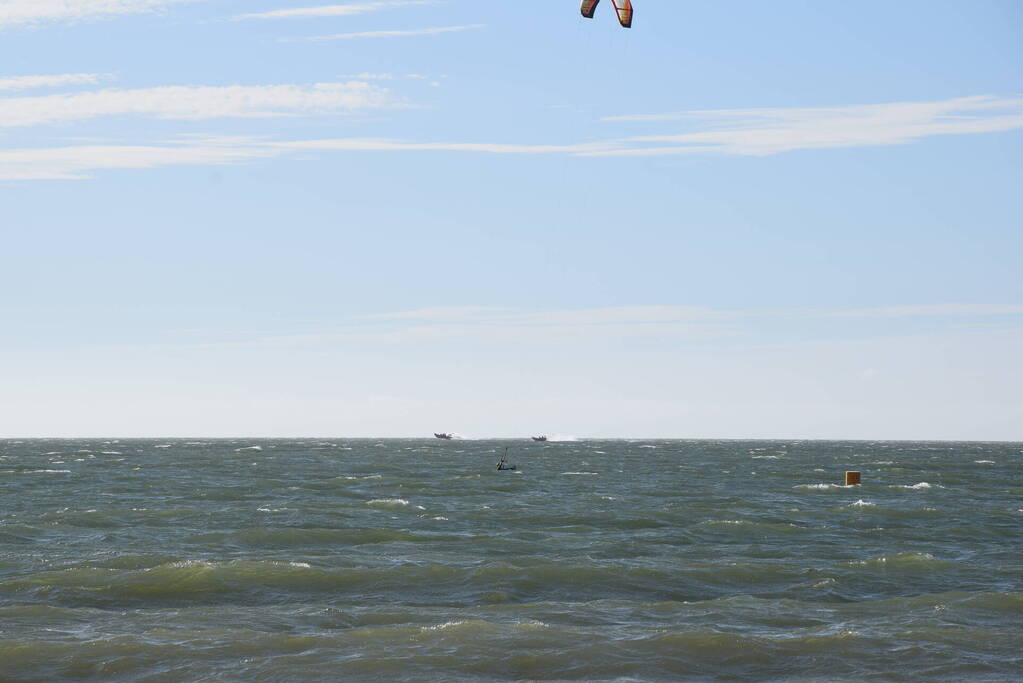 Surfers in problemen geraakt op zee