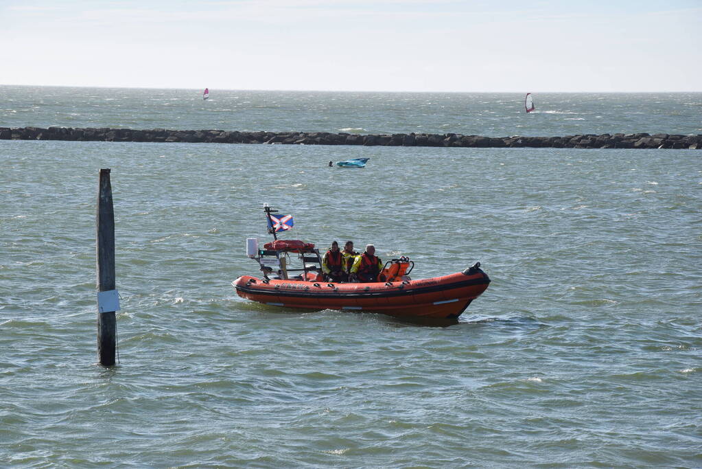 Surfers in problemen geraakt op zee