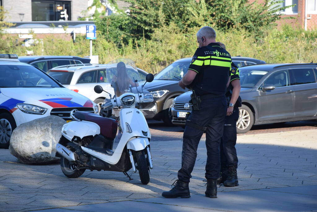 Scooterrijdster gaat hard onderuit