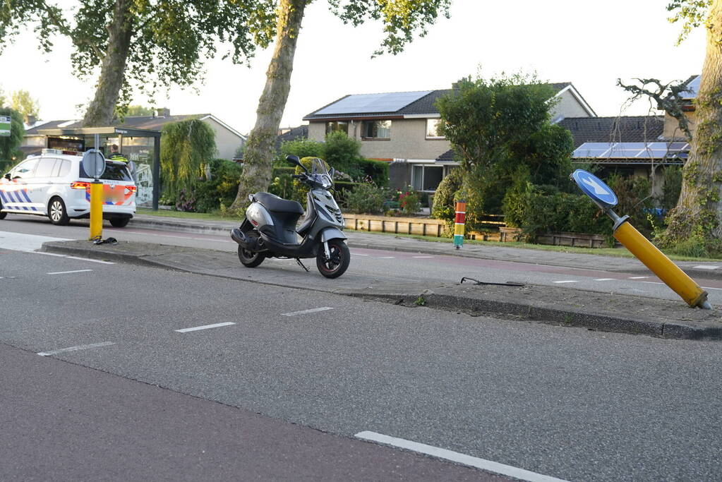 Scooterrijder gewond bij botsing op vluchtheuvel