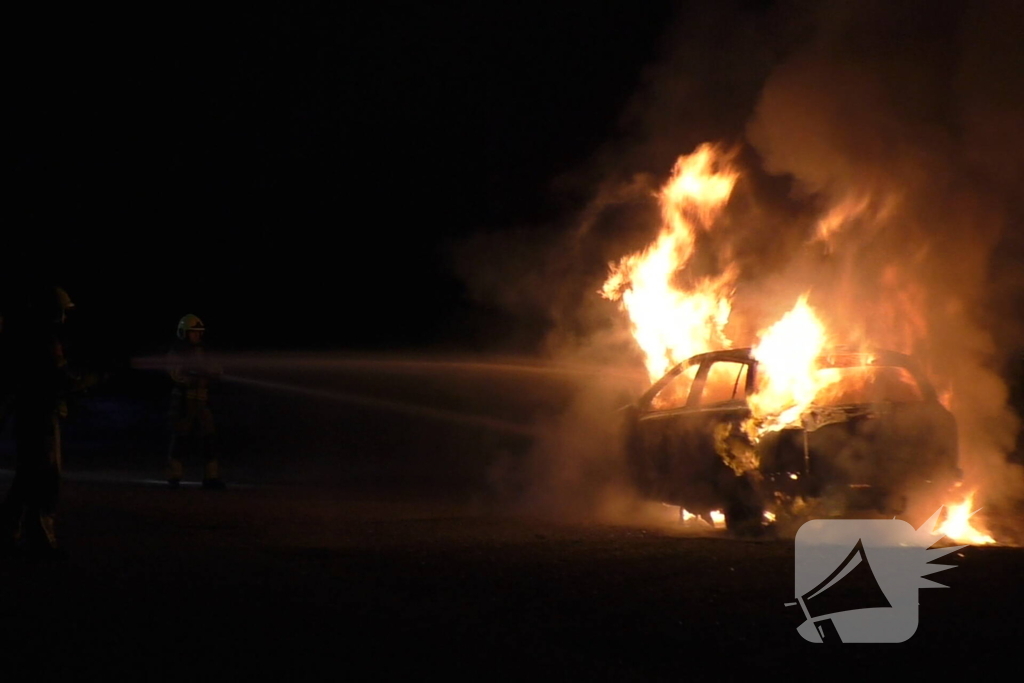 Auto volledig verwoest vanwege brand