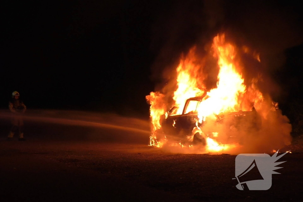 Auto volledig verwoest vanwege brand