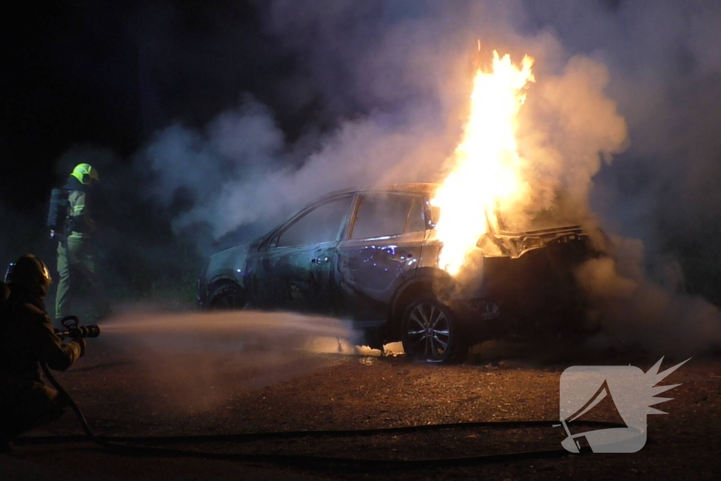 Auto volledig verwoest vanwege brand