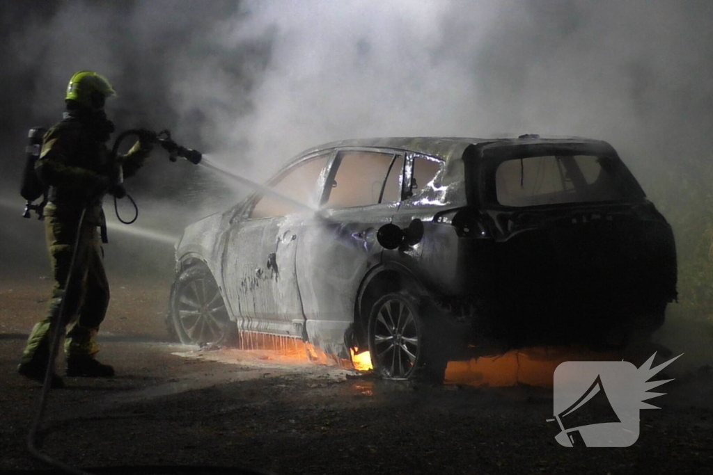 Auto volledig verwoest vanwege brand