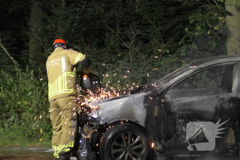 Auto volledig verwoest vanwege brand
