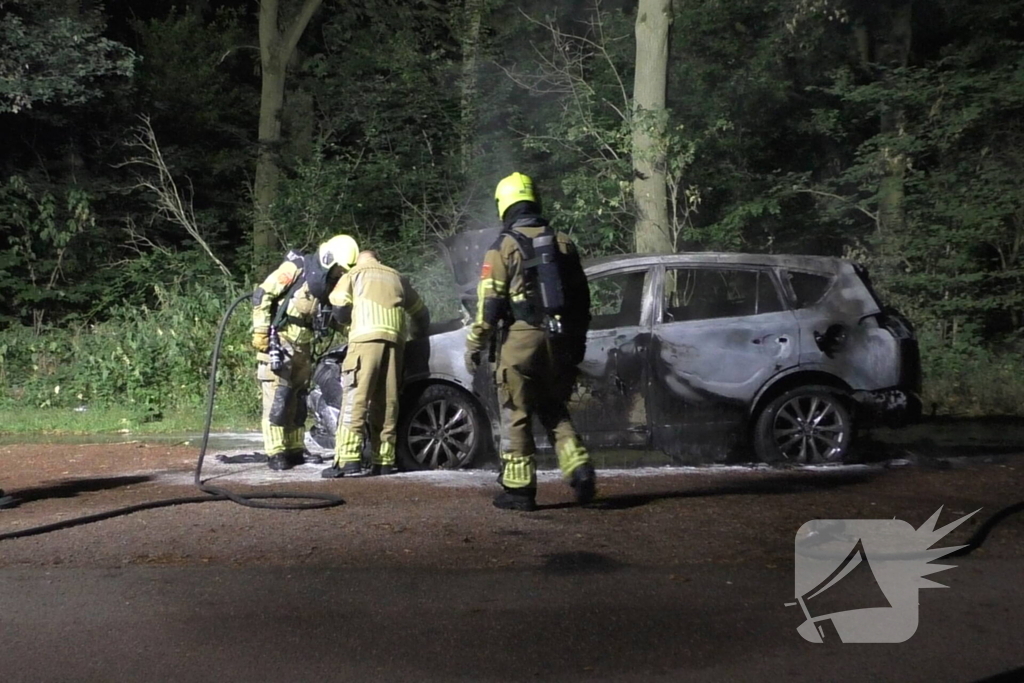 Auto volledig verwoest vanwege brand