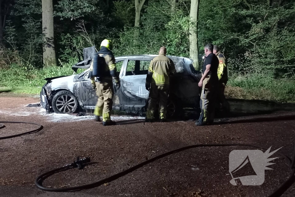 Auto volledig verwoest vanwege brand