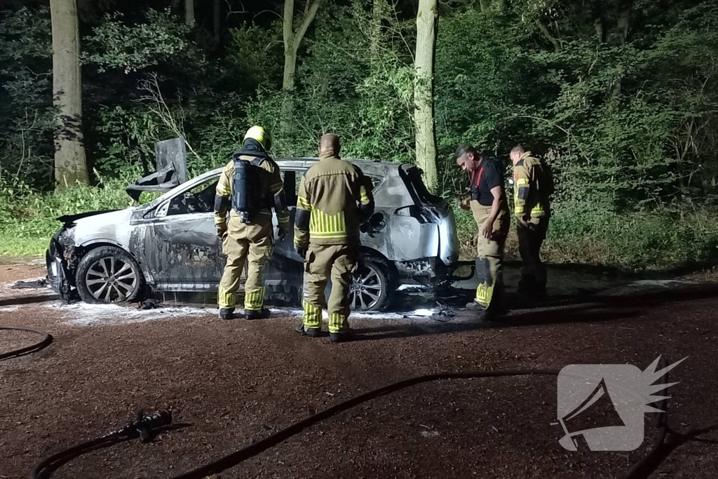 Auto volledig verwoest vanwege brand