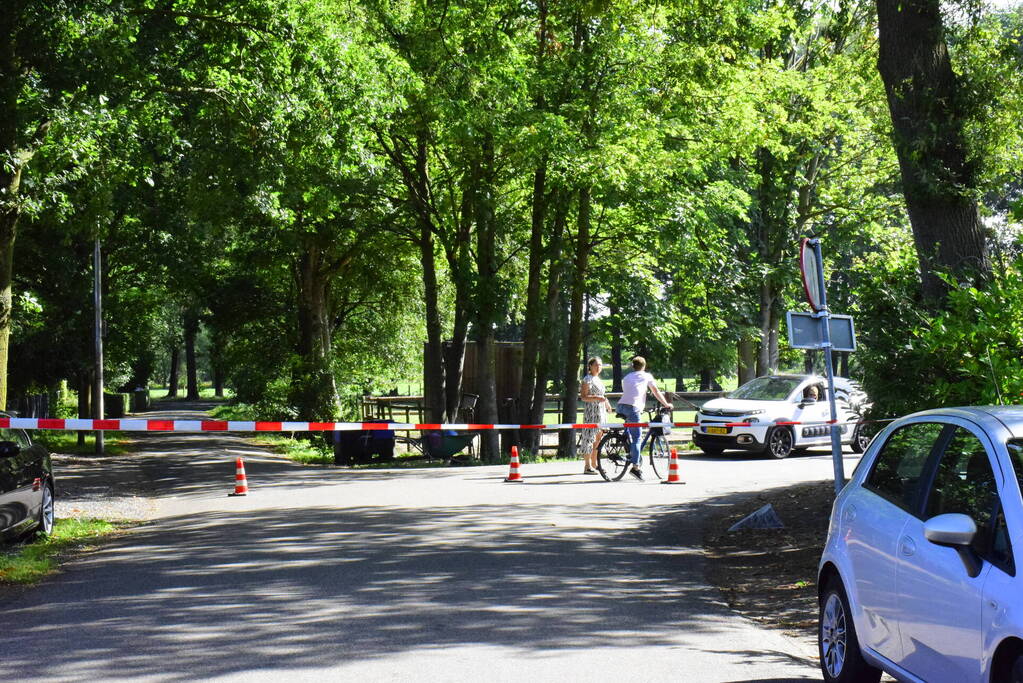 Weg naar zwembad De Vrije Slag afgesloten door loshangende takken